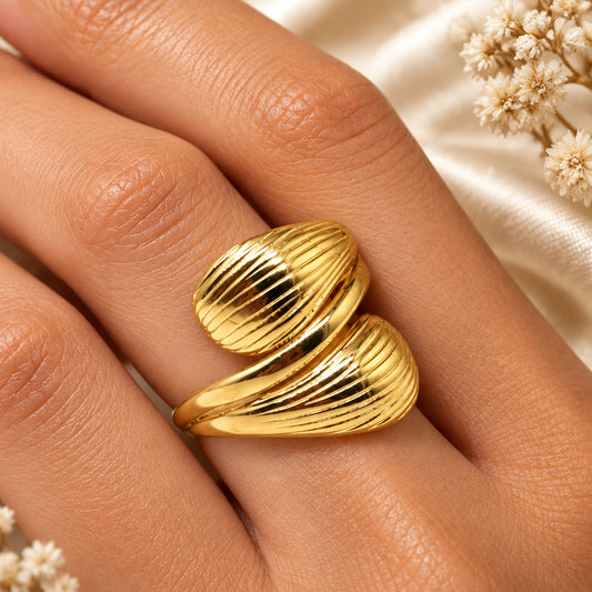  Bague Sillage croisée ajustable en acier inoxydable au plaqué doré, texture striée, portée au doigt 