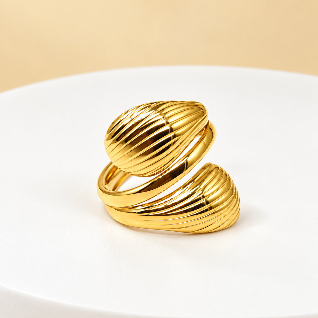  Bague Sillage croisée ajustable en acier inoxydable au plaqué doré, texture striée, portée au doigt 