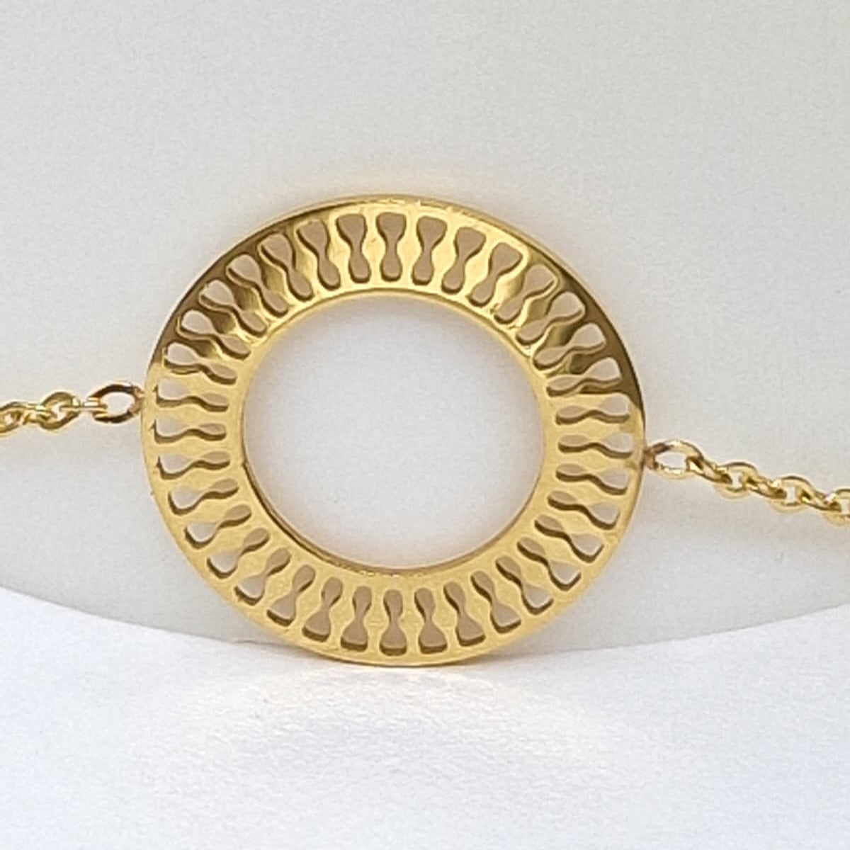 Bracelet Cercle Doré

Élégant et raffiné, ce bracelet en acier inoxydable doré se distingue par son médaillon circulaire délicatement travaillé. Son motif ajouré apporte une touche graphique et lumineuse, tandis que sa fine chaîne souligne son allure minimaliste.