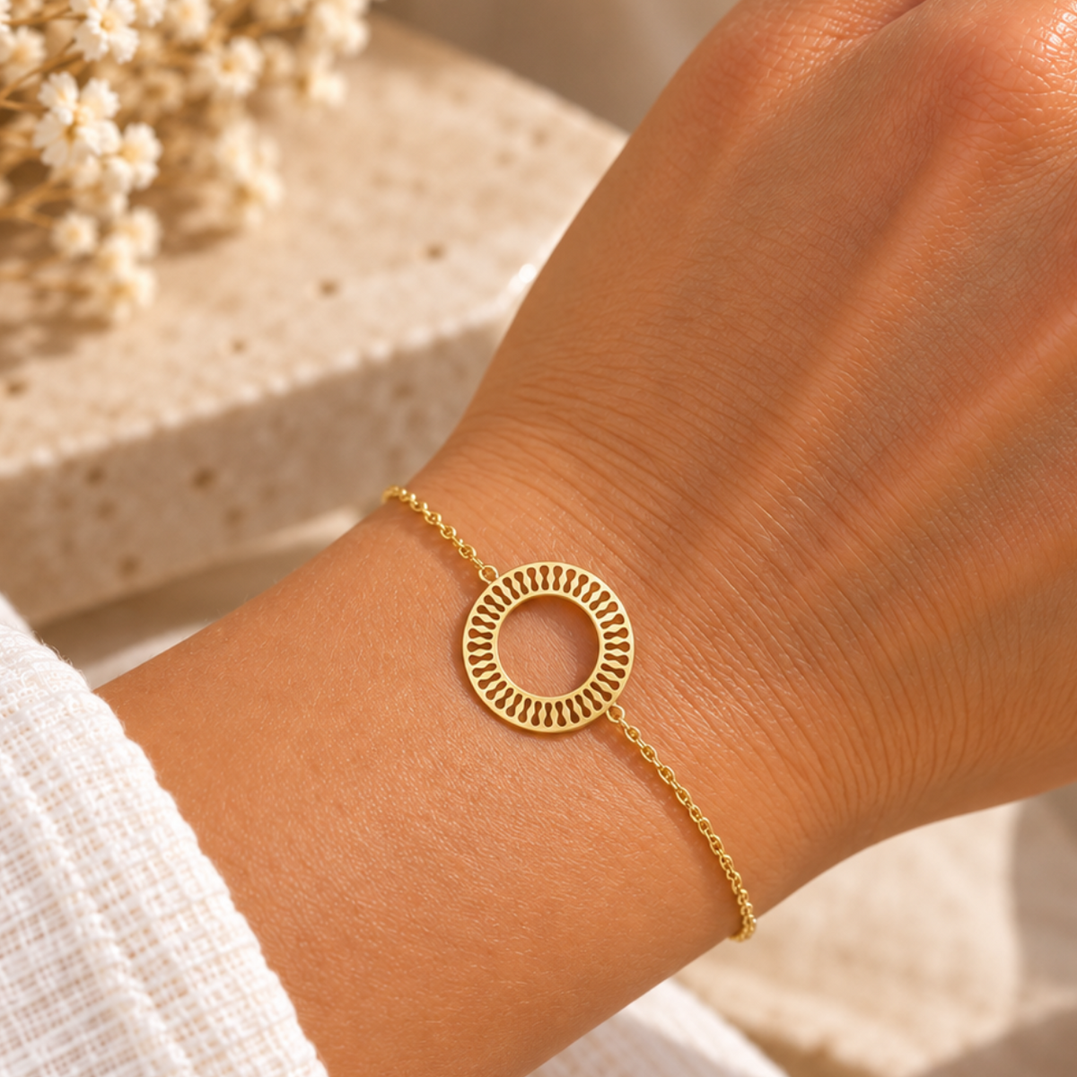 Bracelet Cercle Doré

Élégant et raffiné, ce bracelet en acier inoxydable doré se distingue par son médaillon circulaire délicatement travaillé. Son motif ajouré apporte une touche graphique et lumineuse, tandis que sa fine chaîne souligne son allure minimaliste.