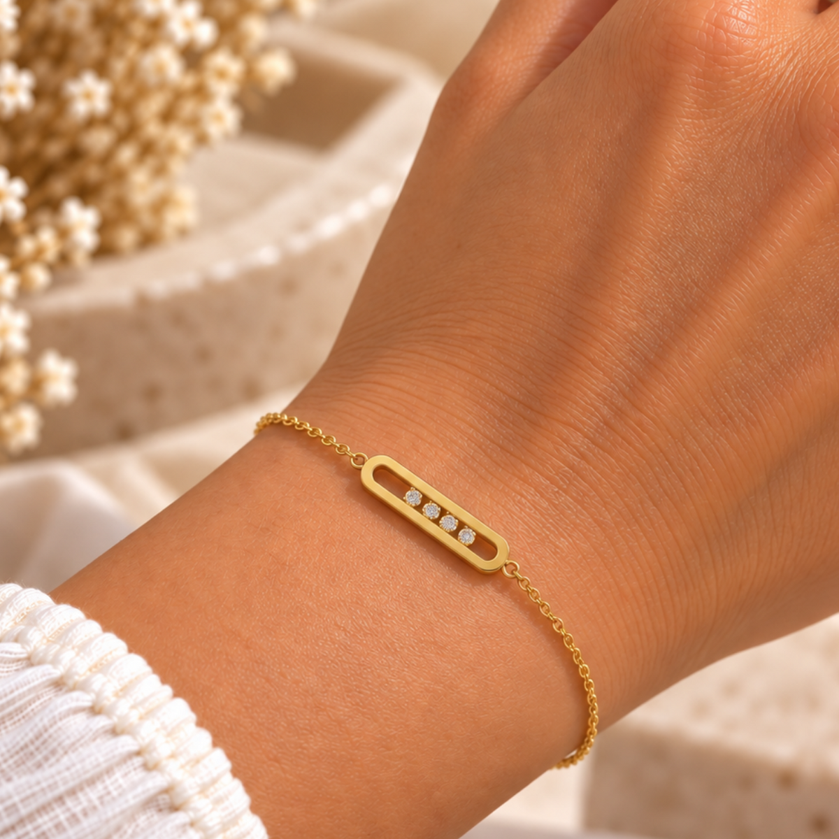 Bracelet ligne précieuse 

Élégant et délicat, ce bracelet en acier inoxydable séduit par son design minimaliste et raffiné. Sa fine chaînette dorée est sublimée par un pendentif rectangulaire aux lignes arrondies, délicatement orné de quatre petits diamants scintillants.

