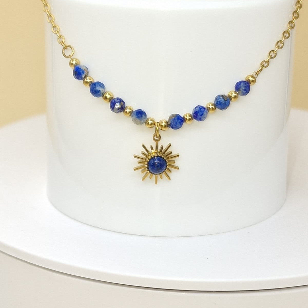 Élégant et délicat, ce bracelet associe une fine chaîne dorée à de petites perles bleues et de délicates perles dorées, pour un rendu raffiné et féminin.