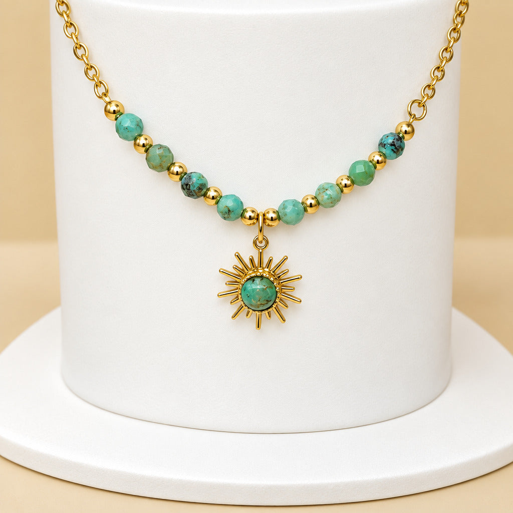 Élégant et délicat, ce bracelet associe une fine chaîne dorée à de petites perles vertes et de délicates perles dorées, pour un rendu raffiné et féminin.