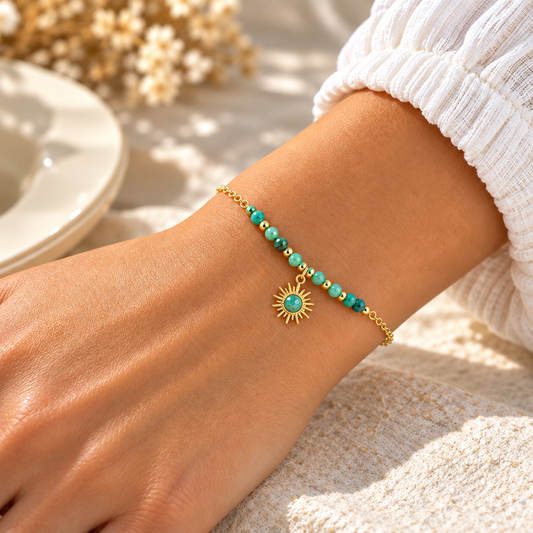 Élégant et délicat, ce bracelet associe une fine chaîne dorée à de petites perles vertes et de délicates perles dorées, pour un rendu raffiné et féminin.
